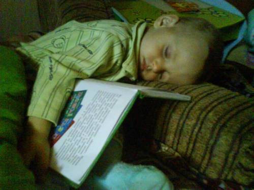 как сложно читать:)- Спят усталые игрушки,книжки спят...