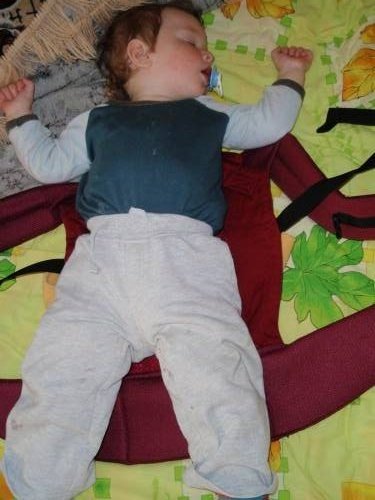 маме сына помогал-чуть зевнул и вмиг устал- Спят усталые игрушки,книжки спят...