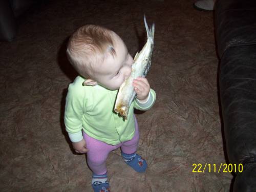 Какая у папы вкусная рыбка- Наши детки.