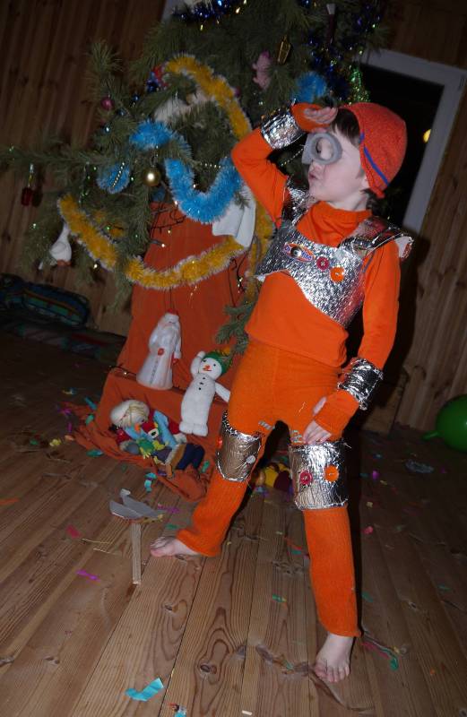 Оранжевый Робот-Супергерой (:- Фотоконкурс новогоднего костюма