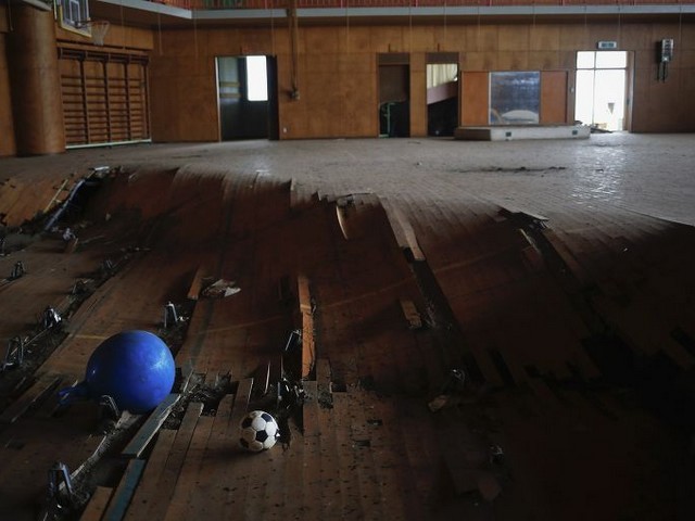 Разрушенный спортивный зал в школе в Намиэ